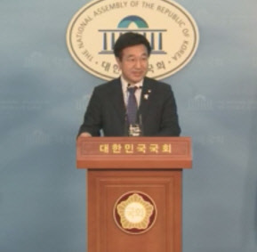 윤호중 민주당 공직선거후보자검증위원장이 21일 국회 정론관에서 기자회견을 열고 부적격 심사 기준을 발표하고 있다.